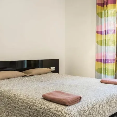 Modern Pad In A Great Old Barrio * Barcelone